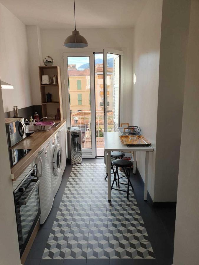 Le Verlaine, Studio En Centre Ville A Deux Minutes Des Plages Menton Exterior foto