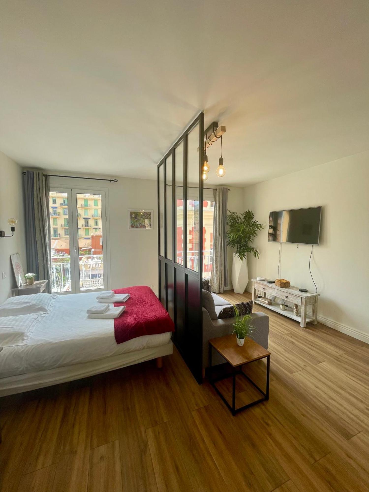 Le Verlaine, Studio En Centre Ville A Deux Minutes Des Plages Menton Exterior foto