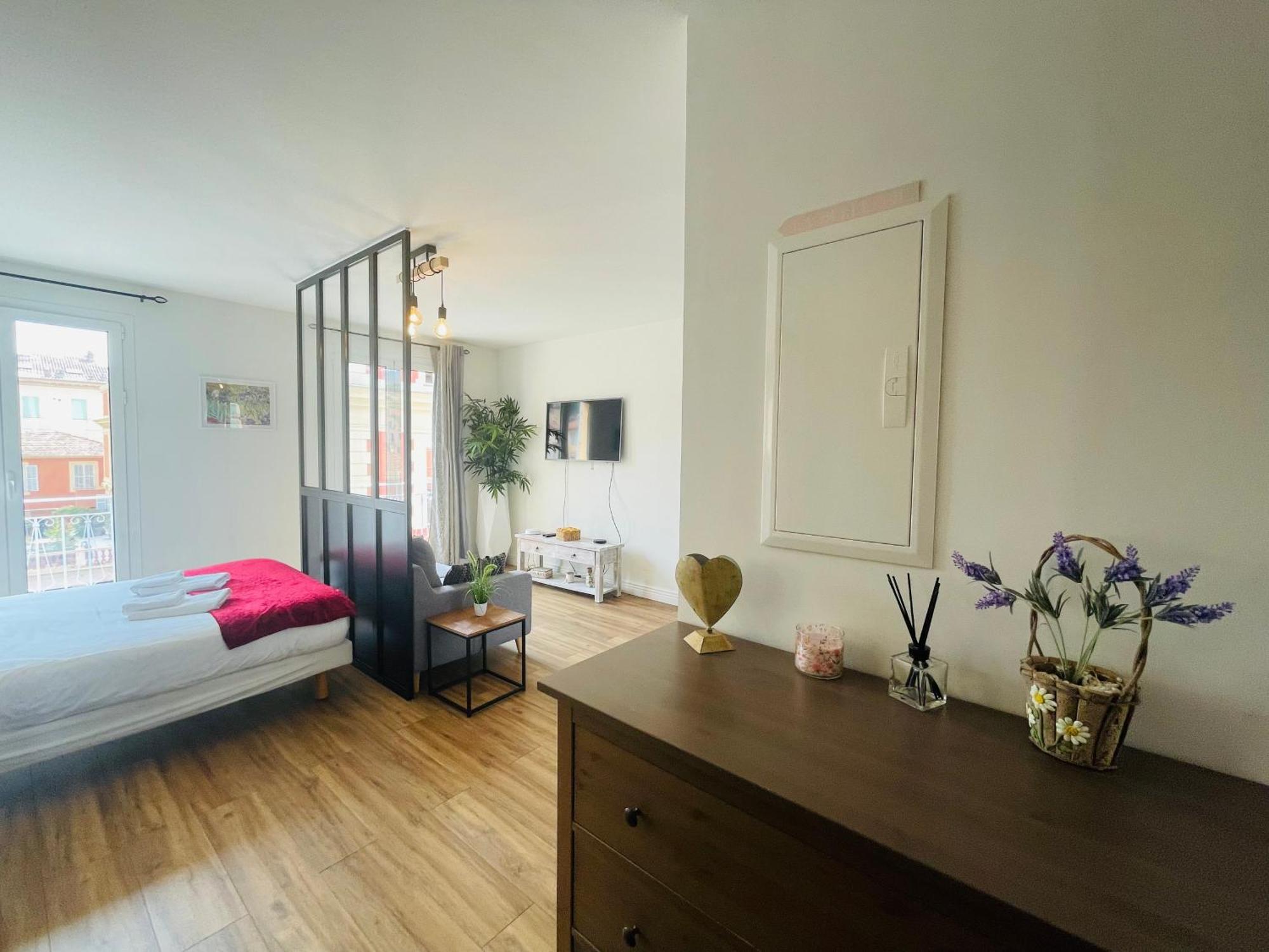 Le Verlaine, Studio En Centre Ville A Deux Minutes Des Plages Menton Exterior foto
